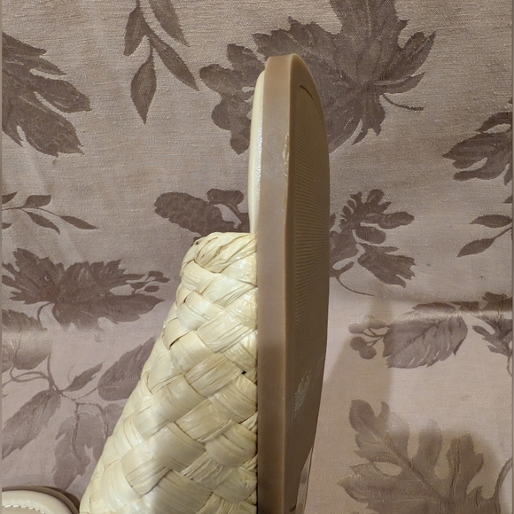 Nine West Havah Flat Sandals, Size 9.5, Like New! EUC - Picture 7 of 8